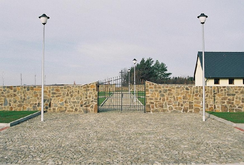 075 - Stavba hřbitova v Hněvošicích.JPG